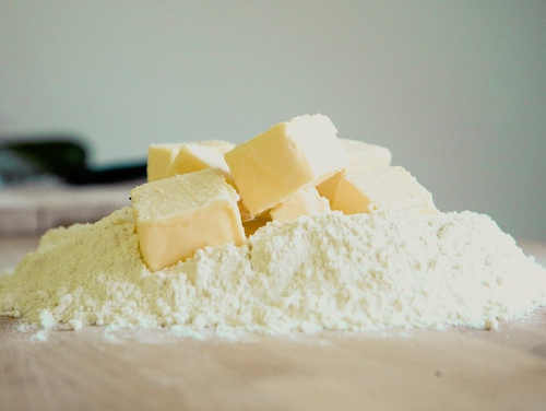 Genügend Mehl und Butter - zwei Hauptzutaten für Stollen zu Weihnachten