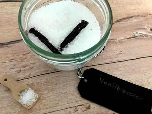 Selbstgemachter Vanillezucker bewahrst Du am besten im Glas auf.